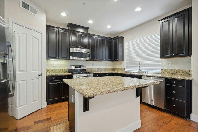 Building Photo - 221 Esfahan Court