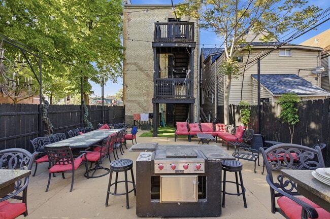 Building Photo - 4159 W Fullerton Ave