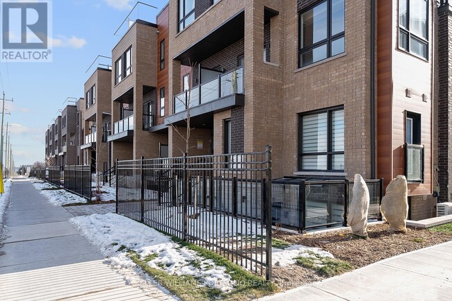 Photo du bâtiment - 16 Lytham Grn Cir