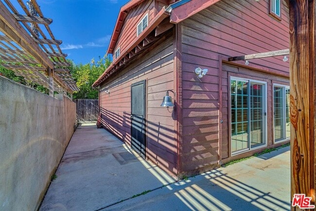 Foto del edificio - 1609 E Hillcrest Dr