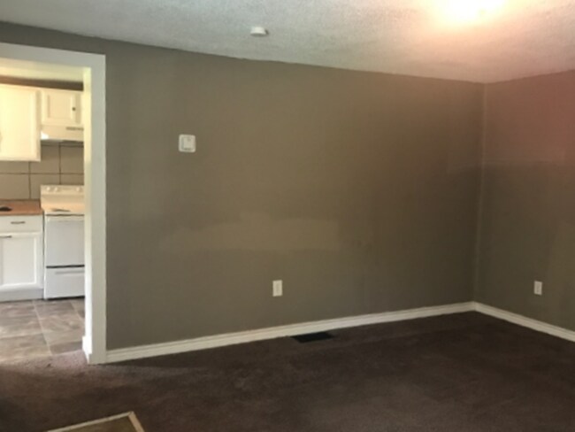 Building Photo - All Electric 4 Bed, 2 Bath