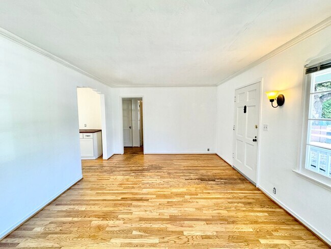 Building Photo - Inviting Burbank Home