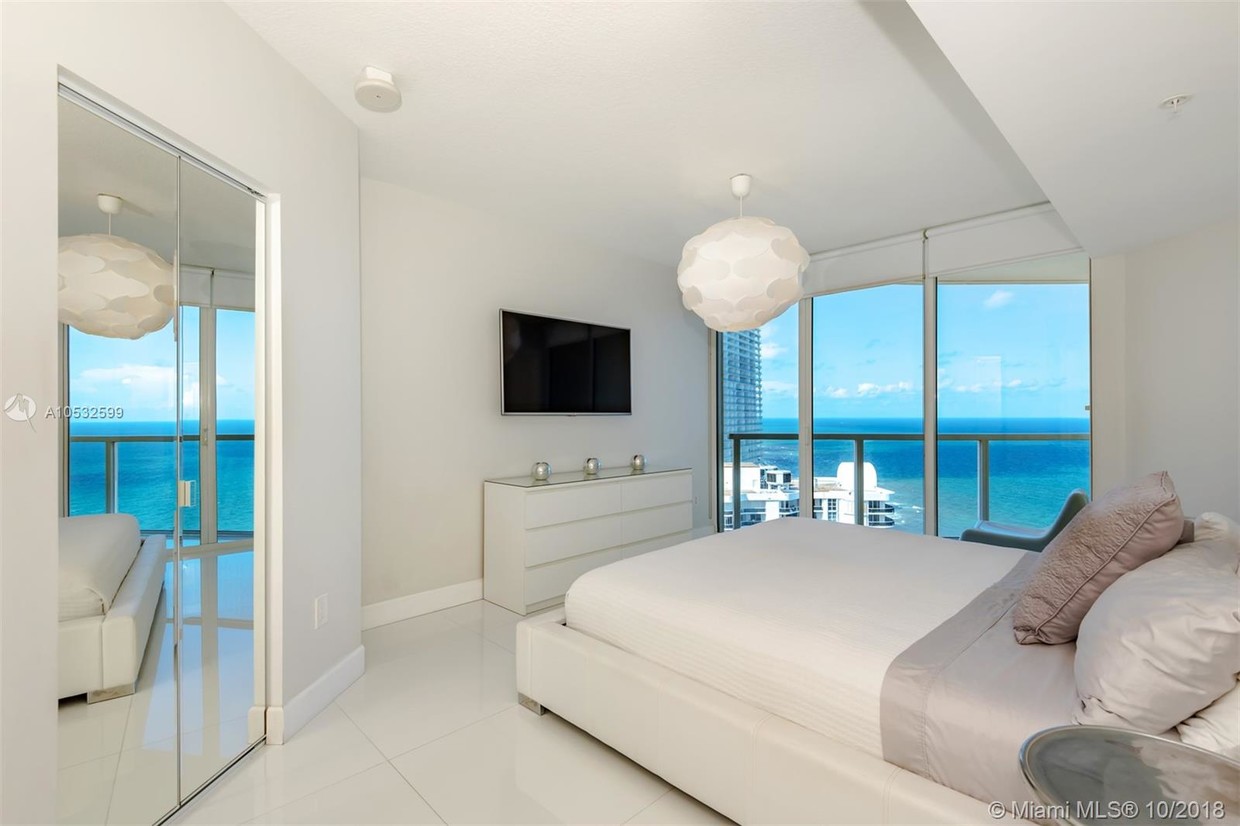 Primary Photo - 16699 Collins Ave
