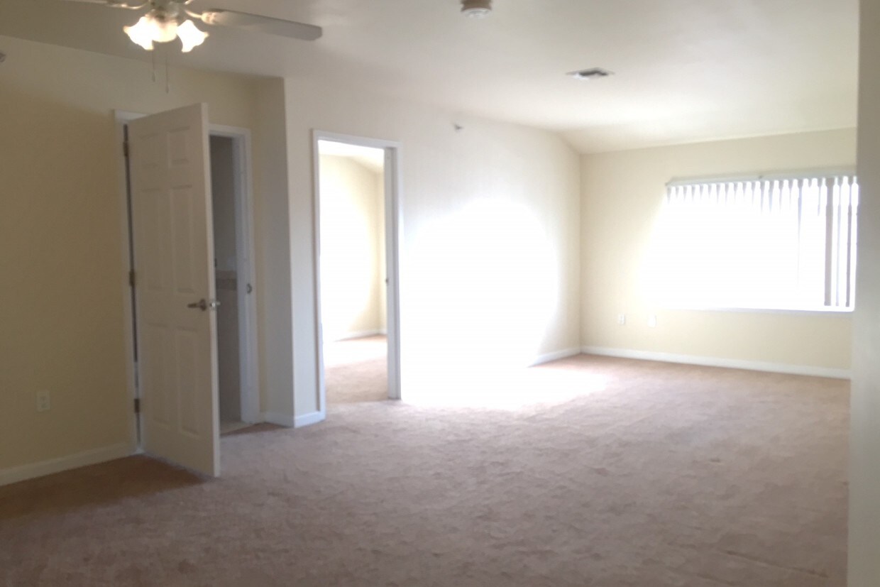 living room - 177-50 S Conduit Ave