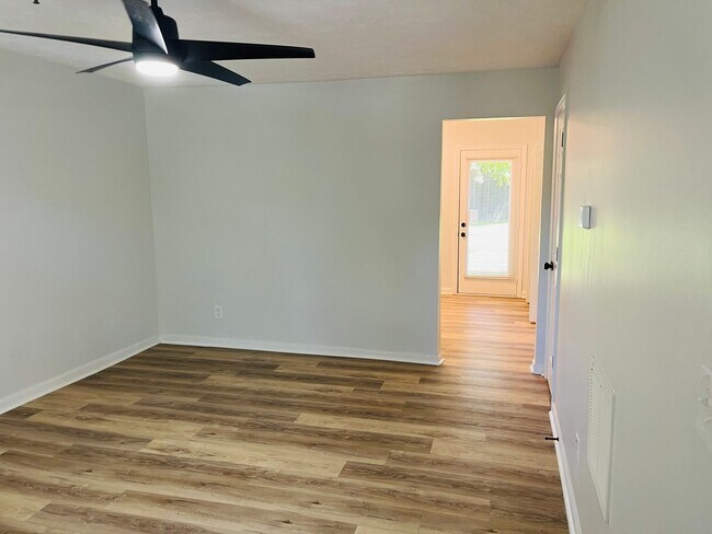 Foto del edificio - 2141 Thompson Ave SE