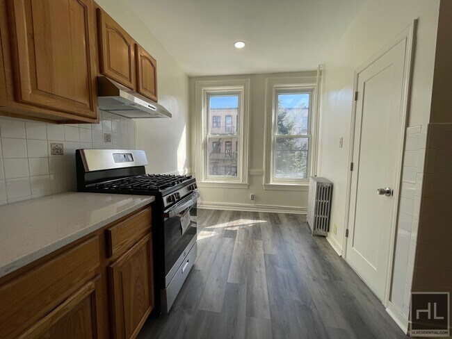 Building Photo - 2 Bed with Backyard | Ridgewood