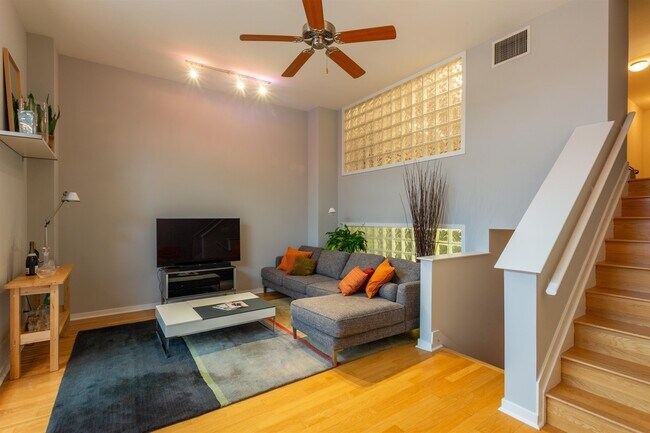 Foto del edificio - 689 Marin Blvd