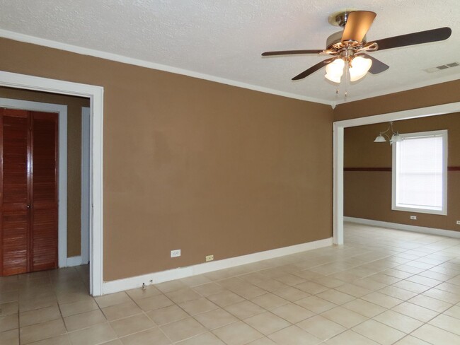 Foto del edificio - Quaint West Side  3 bedroom 2 Bath Home!