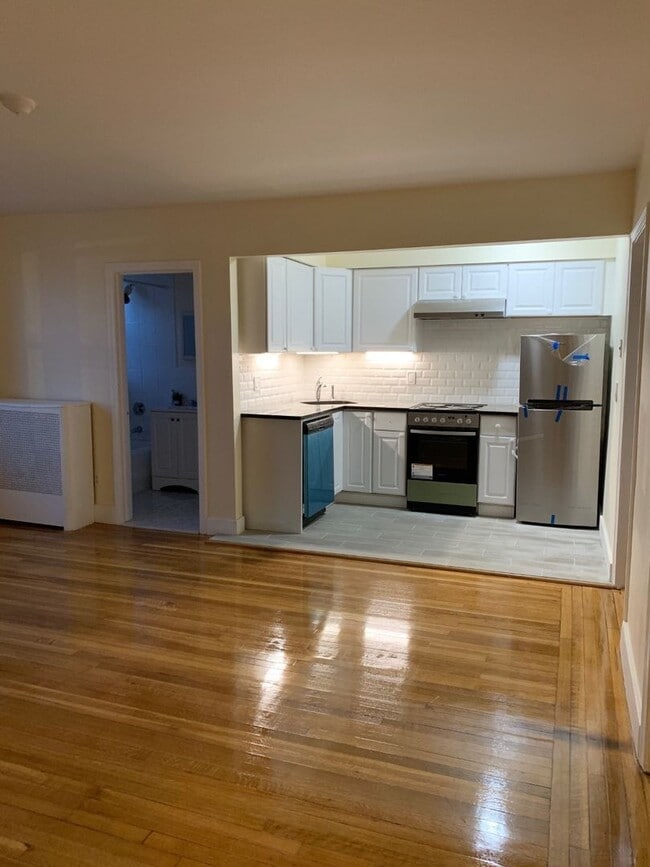 Building Photo - Brighton 2-Bed Near B and C Lines! Heat an...