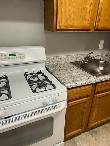 Explora tus sueños culinarios en esta cocina elegante y funcional. - Courtyard Apartments