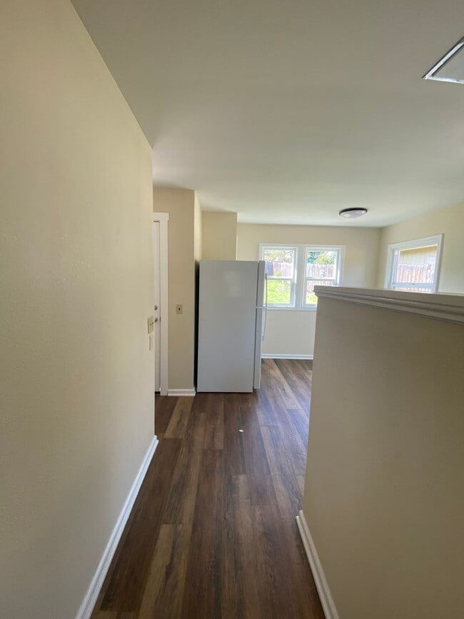 Building Photo - Charming 2 Bedroom 1 bath House! Large Bac...