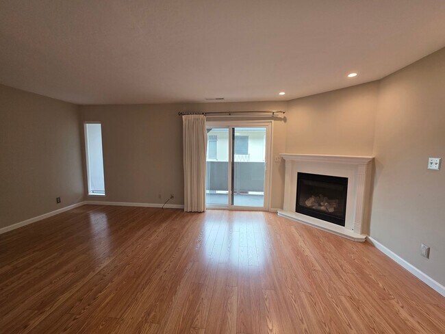 Foto del edificio - Spacious 2BR Condo with Central A/C, Bonus Room & Huge Storage – Walk to Burlingame Avenue