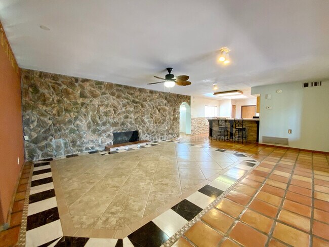 Building Photo - 2800 E Andrada Rd