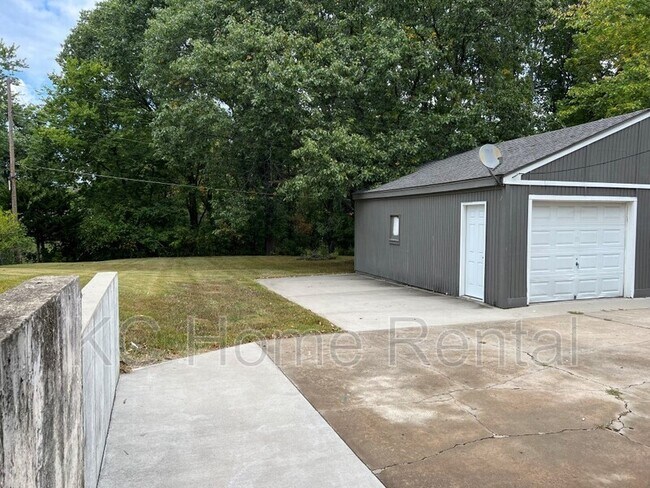 Building Photo - 7658 Walker Ave
