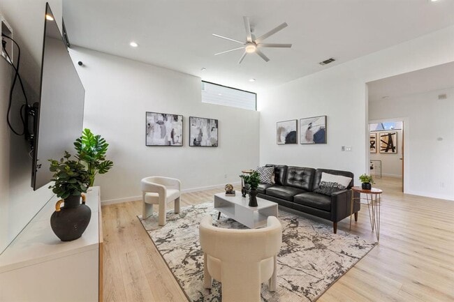 Foto del edificio - 5809 Toscana Ave