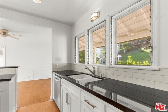 Building Photo - 2258 Moreno Dr