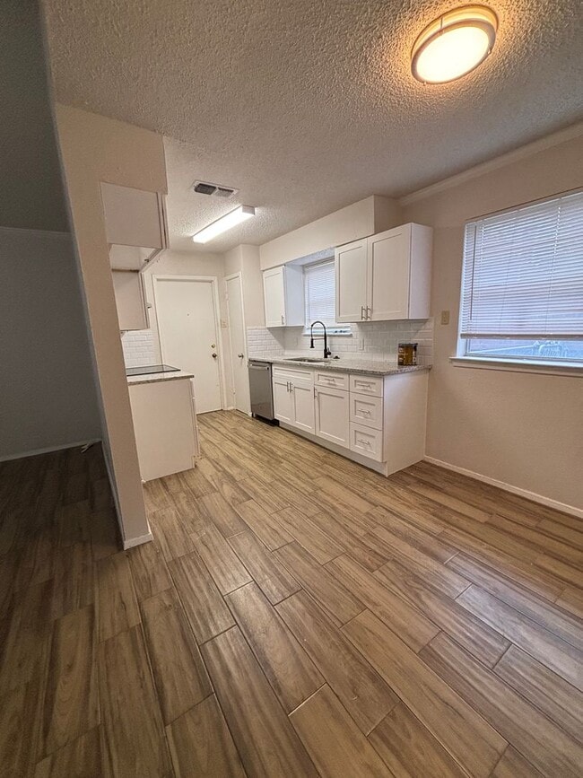 Building Photo - 912 Vaughn Dr