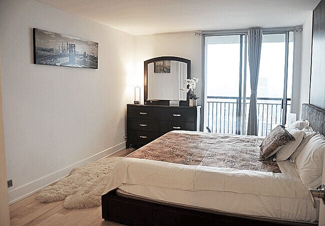bed room - 6007 N Sheridan Rd