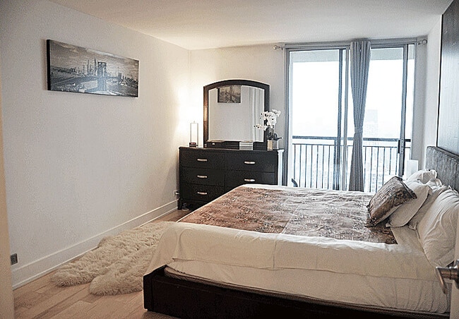bed room - 6007 N Sheridan Rd