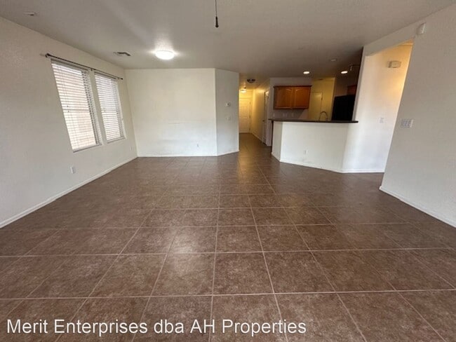 Building Photo - 3 br, 2 bath House - 1011 E KELSI AVE