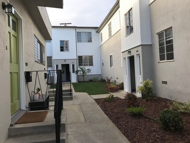 Building Courtyard - 2821 Arizona Ave