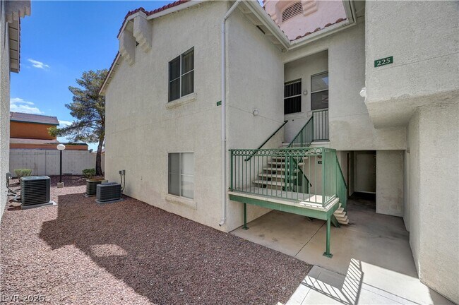 Foto del edificio - 6201 E Lake Mead Blvd