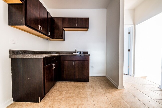 Building Photo - 400 S Laramie