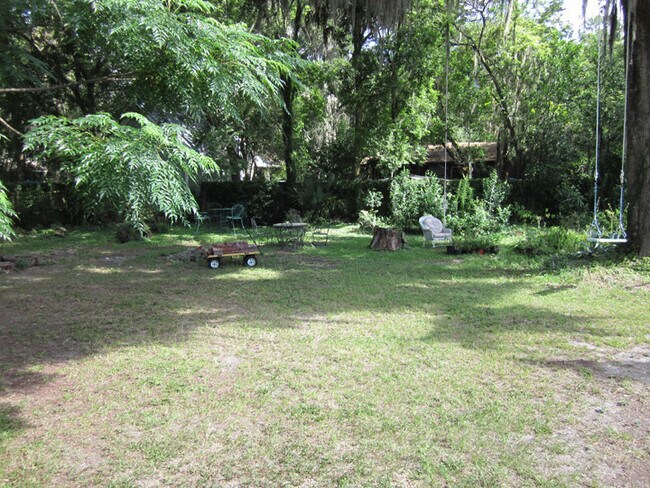 Building Photo - Great Two Bed/One Bath in Duckpond Area Cl...