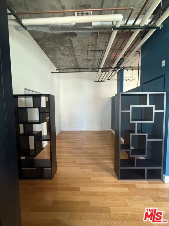 Foto del edificio - 645 W 9th St