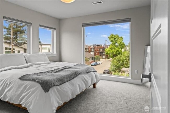 Building Photo - 3 bedroom in Seattle WA 98108
