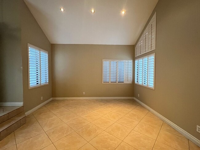 Building Photo - 3 bedroom upgraded Green Valley Home with Pool!