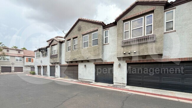 Foto del edificio - 2222 E Huntington Dr