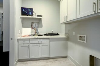 Building Photo - 609 W Pierce St