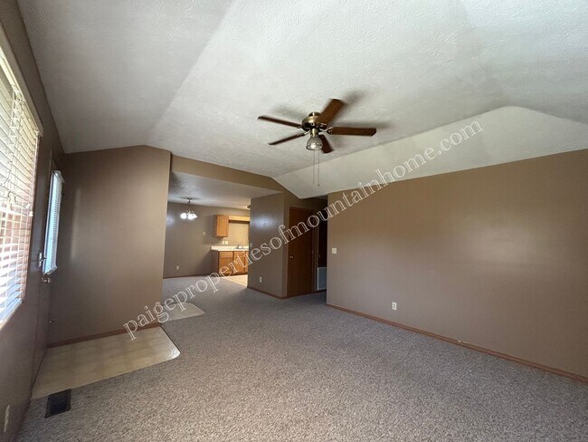 Building Photo - 1320 Meadowbrook Dr
