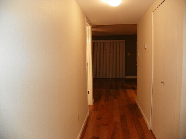Building Photo - 931 Country Club Dr SE