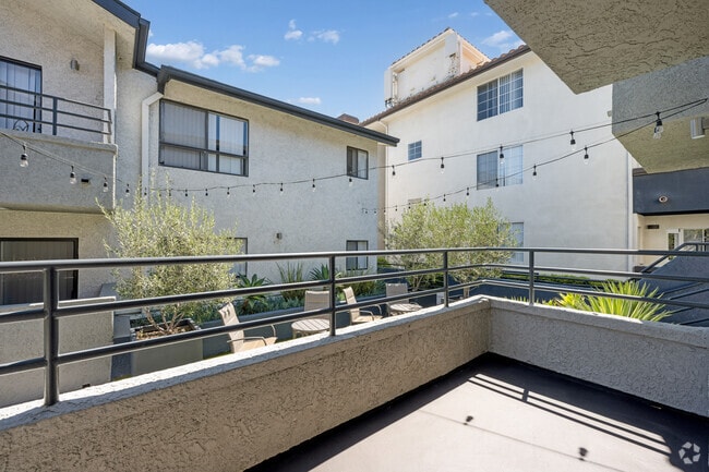 2BR, 2BA - 900SF - Balcony - Campus Crossing Apartments - Northridge
