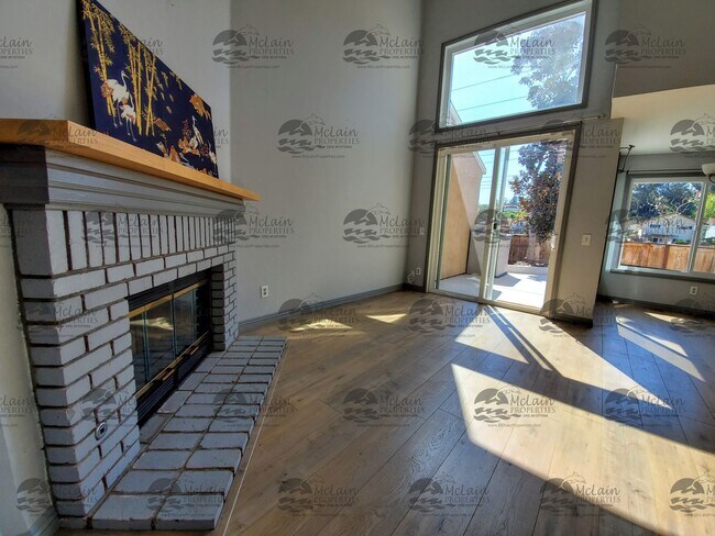 Foto del edificio - Stunning 2BR/2BA Townhome for Rent in Carl...