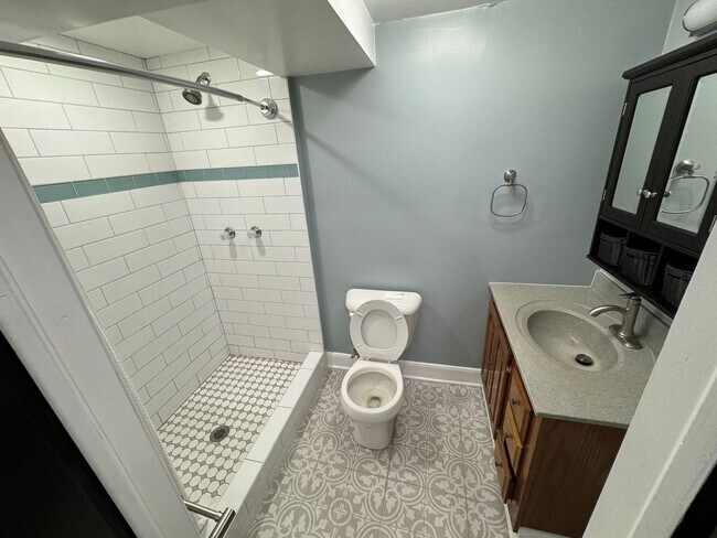 Foto del edificio - Spacious 1BR Single-Family Near 55th & Whipple — Heat & Hot Water Included