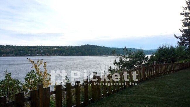 Building Photo - Waterfront Living in Seabeck!