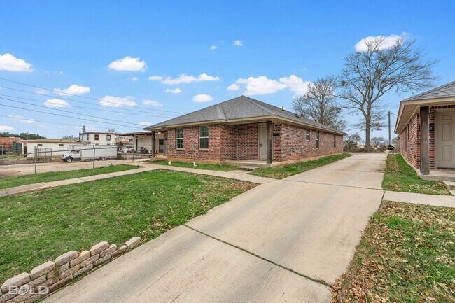 Foto del edificio - 1719 Lakeshore Dr