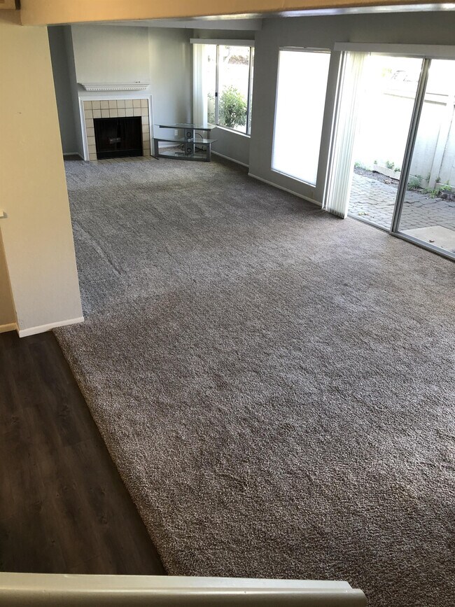 Foto del edificio - 2043 Village Ln