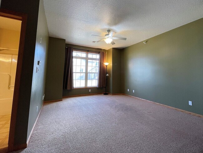Foto del edificio - West Ames 1-Bedroom Condo - Garage Included