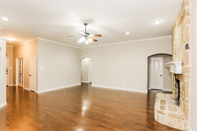 Building Photo - 207 Carriage Dr
