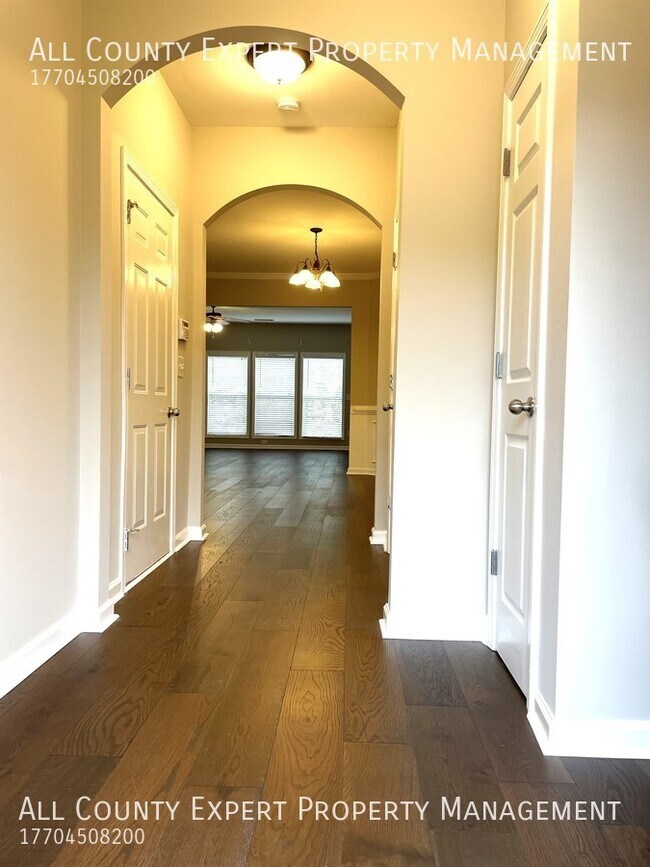 Foto del edificio - Great Townhome in Sought After Neighborhood