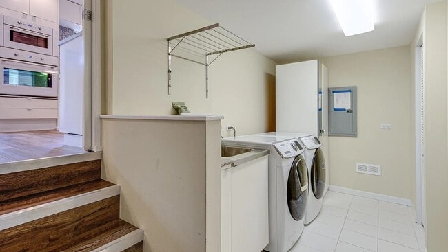 Foto del edificio - 8934 Ewing Ave