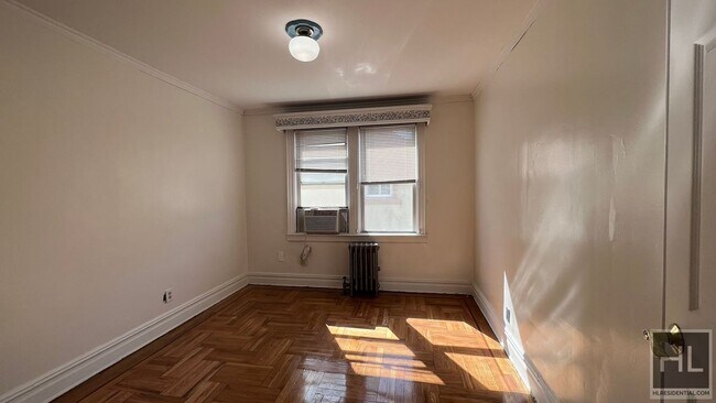 Foto del edificio - VERY SPACIOUS & VERY BRIGHT 2 BEDROOMs  EA...