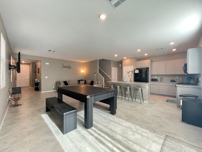 Foto del edificio - (Fully Furnished) 4 Bedroom + Loft,  3 Full Bath, Gated Community in SouthWest.