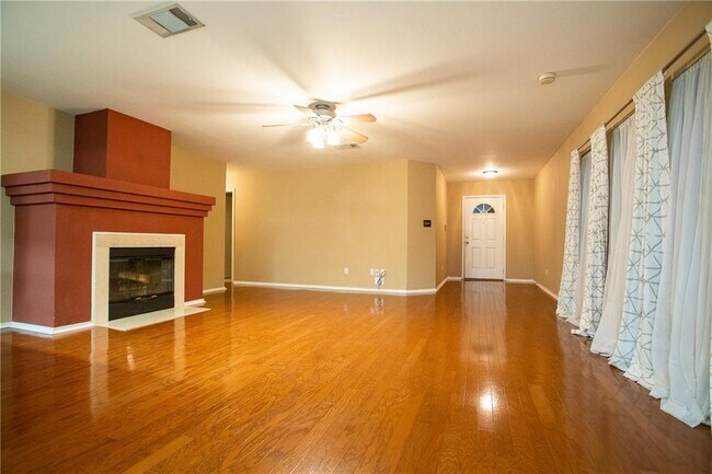 Building Photo - 2214 Milan Dr