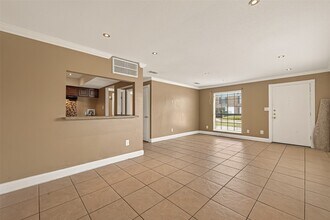 Building Photo - 2201 Fountain View Dr