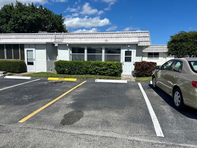 Building Photo - 5 Valencia A